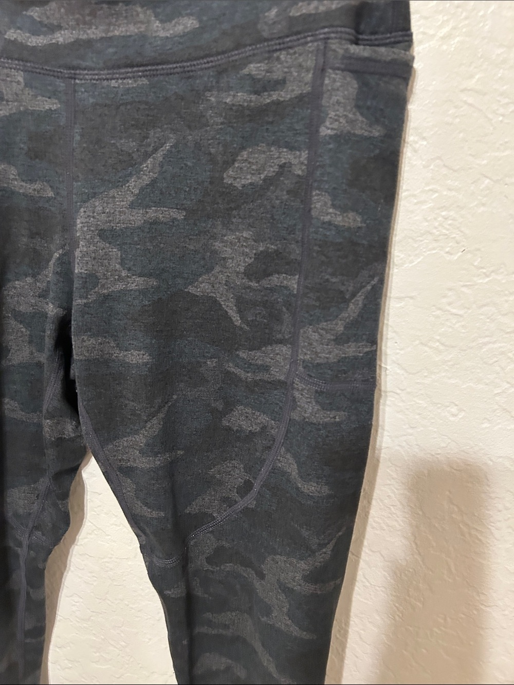 🍔VUORI high-Waist Black Camo elevation performance Leggings size M GUC - Picture 7 of 14
